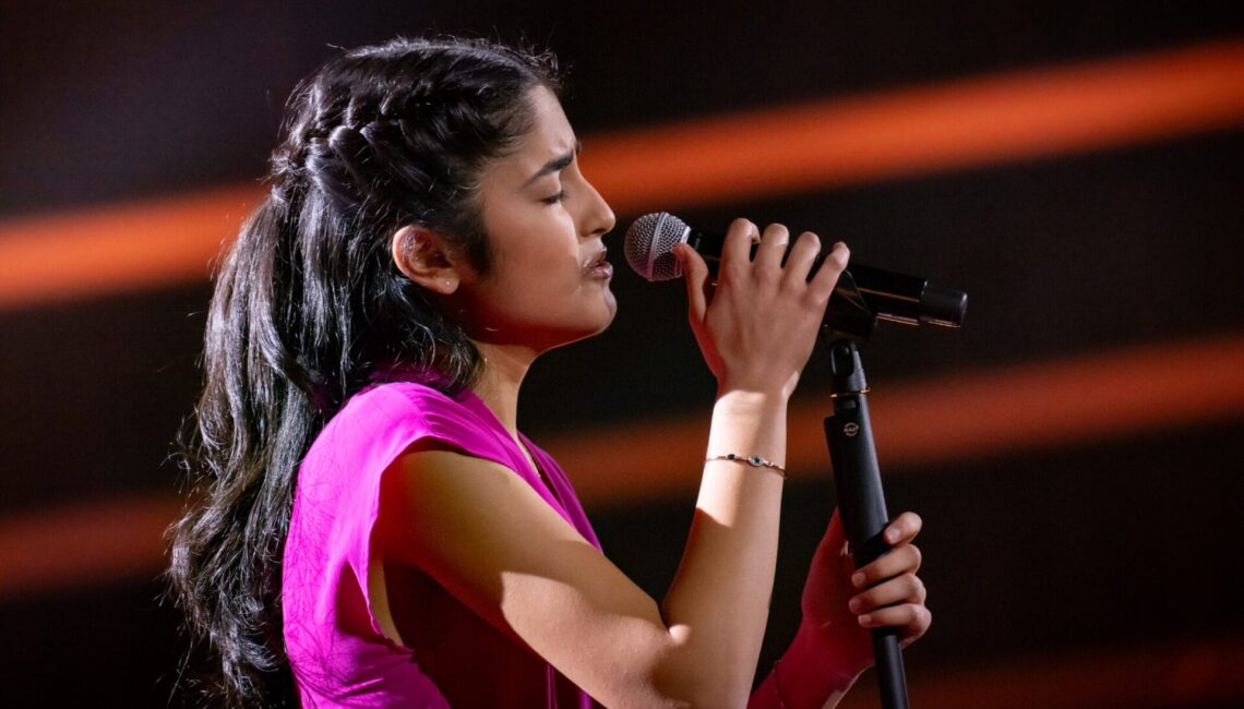 Titel: The Voice Kids;
Staffel: 13;
Folge: 6;
Person: Sanvi;
Copyright: Joyn/Claudius Pflug;
Fotograf: Claudius Pflug;
Bildredakteur: Elisa Taupert;
Dateiname: 3132196.jpg;
Rechtehinweis: Dieses Bild darf honorarfrei für redaktionelle Zwecke und nur im Rahmen der Programmankündigung verwendet werden. Andere Veröffentlichungen sind nur nach Rücksprache und ausdrücklicher Genehmigung der Seven.One Entertainment Group GmbH möglich. Nicht für EPG! Verwendung nur mit vollständigem Copyrightvermerk. Das Foto darf nicht verändert, bearbeitet und nur im Ganzen verwendet werden. Es darf nicht archiviert werden. Es darf nicht an Dritte weitergeleitet werden. Aneinanderreihung/Zusammenlegung/Kopplung von Bildern zum Zweck der Erstellung von Slide-Shows o.ä. nicht gestattet; Verbindung/Einfügen/Anfügen von Werbung nicht gestattet. 
Bei Fragen: foto@seven.one
Voraussetzung für die Verwendung dieser Programmdaten ist die Zustimmung zu den Allgemeinen Geschäftsbedingungen der Presselounges der Sender der Seven.One Entertainment Group GmbH.